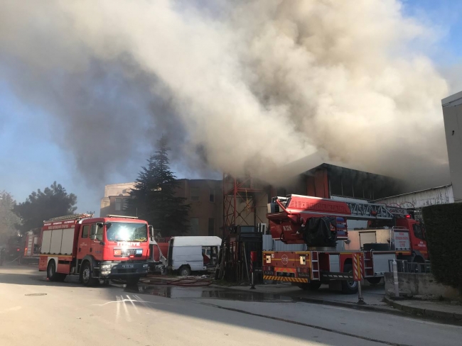 Bursa'da sanayi bölgesindeki bir depoda yangın