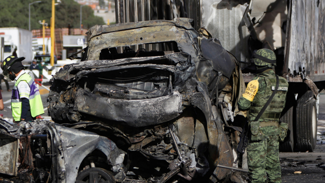 Meksika'da otoyol gişelerinde feci kaza: 19 ölü