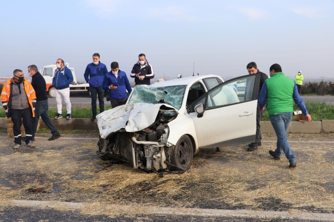 Manisa'da otomobil ile saman yüklü kamyonet çarpıştı: 3 yaralı