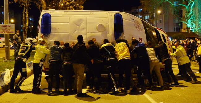 Çanakkale'de taksi ile ambulans çarpıştı: 5 yaralı