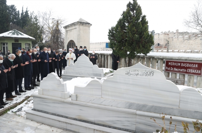 Cumhurbaşkanı Erdoğan, Erbakan'ın kabrini ziyaret etti