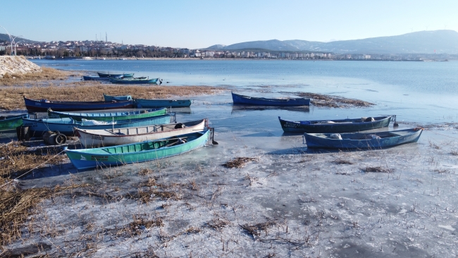 Beyşehir Gölü'nün bir bölümü buz tuttu