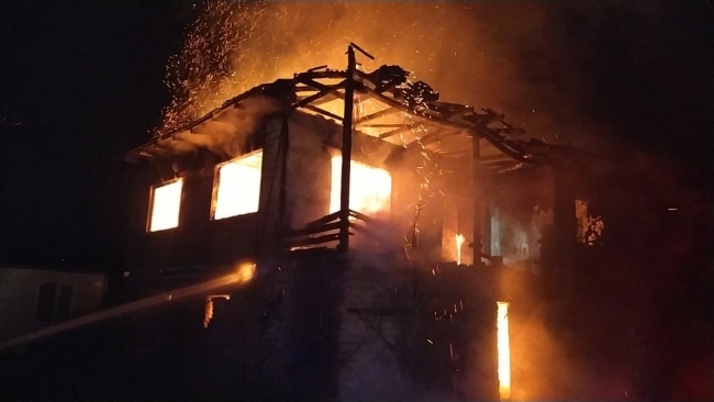 Sakarya'da yangın: Ahşap ev küle döndü