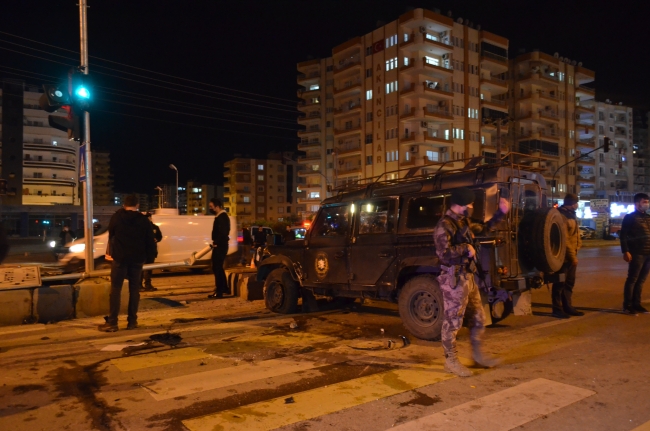 Mersin'de özel harekat polislerini taşıyan araç ile otomobil çarpıştı: 6 yaralı