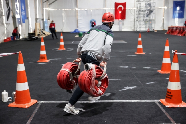 İtfaiye eri adayları zorlu parkurda yarışıyor