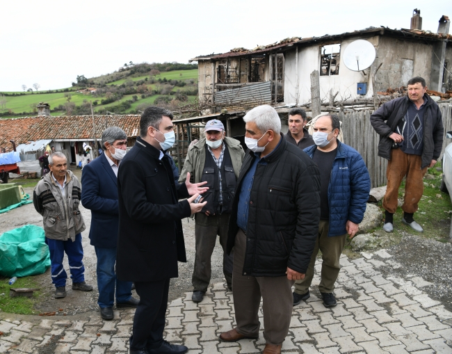 Çanakkale'de yıldırım isabet eden ev küle döndü