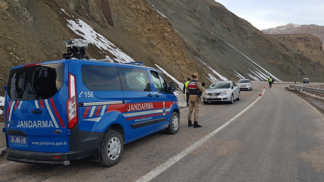 Kaya parçası otomobilin üzerine düştü