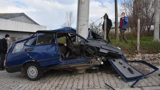 Direğe çarpan otomobil hurdaya döndü 2 yaralı