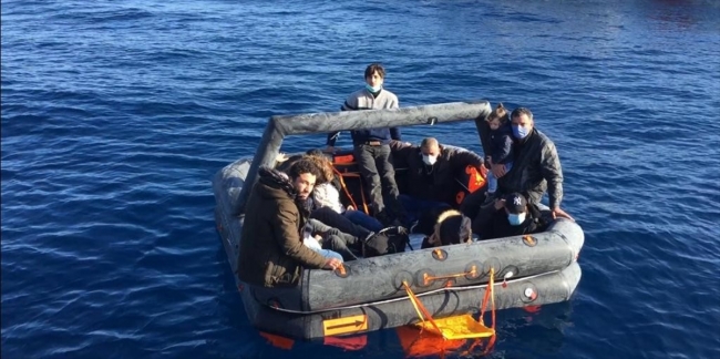 Yunanistan'ın ölüme terk ettiği 12 sığınmacı kurtarıldı