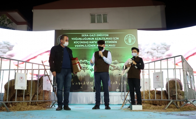 Bakan Pakdemirli'den fenomen çobana sürpriz hediyeler