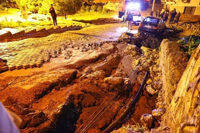 İzmir'de kuvvetli yağış su baskınlarına neden oldu