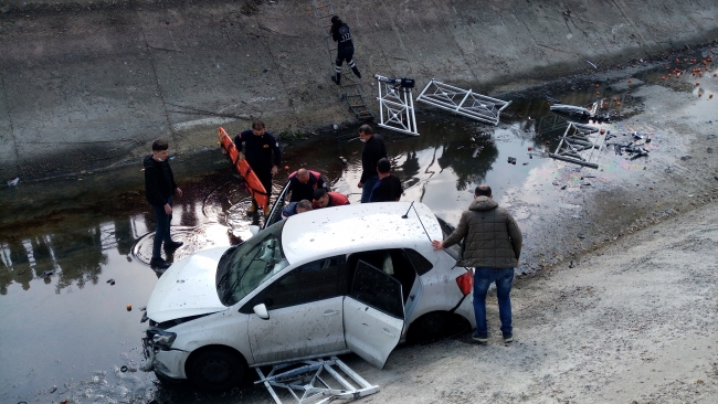 Boş sulama kanalına devrilen otomobilin sürücüsü yaralandı