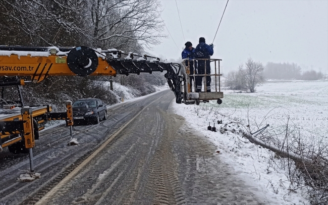 Direğe çarpan araç 11 mahalleyi enerjisiz bıraktı