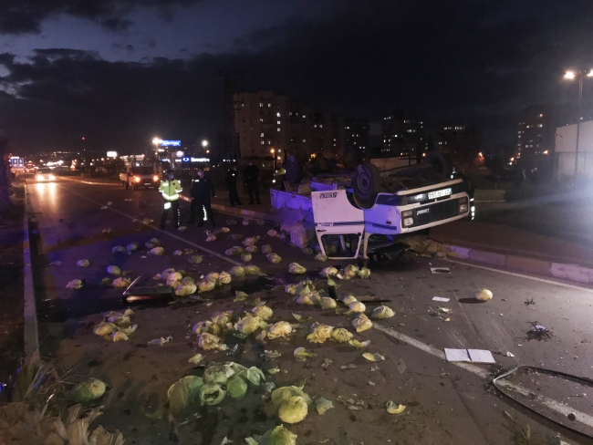 Kazada yola saçılan lahanaları polisler topladı