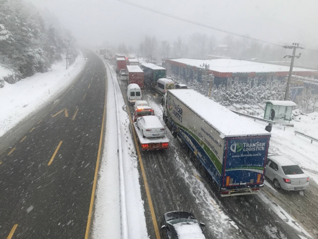 Sakarya'da 2 tırın çarpıştığı kaza trafiği aksattı