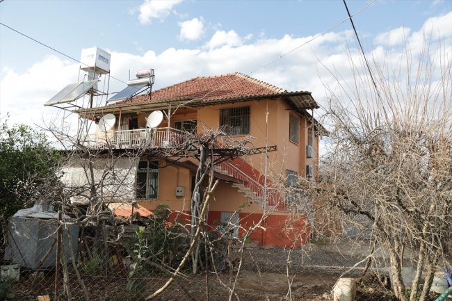 Otobüs şoförü evdeki alevleri aracındaki yangın tüpüyle söndürdü