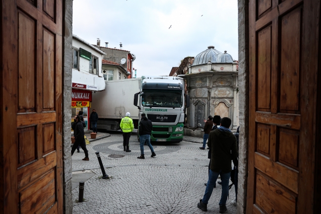 Üsküdar'da yabancı plakalı tır ara sokakta sıkıştı