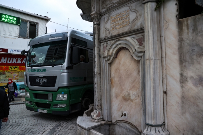 Üsküdar'da yabancı plakalı tır ara sokakta sıkıştı