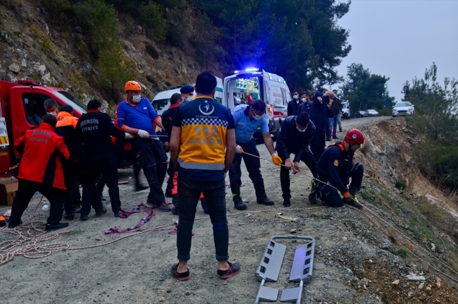 Hafif ticari araç uçuruma devrildi: 1 ölü, 4 yaralı