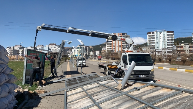 Fırtınada uçan kalas arabaya saplandı