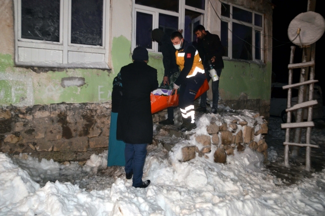 Kar nedeniyle kapanan yolları aşarak hastaya ulaştılar