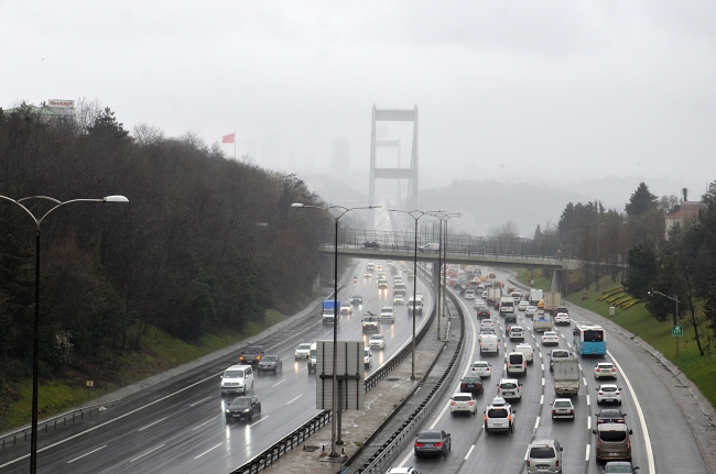 İstanbul'da yağmur trafikte zor anlar yaşattı