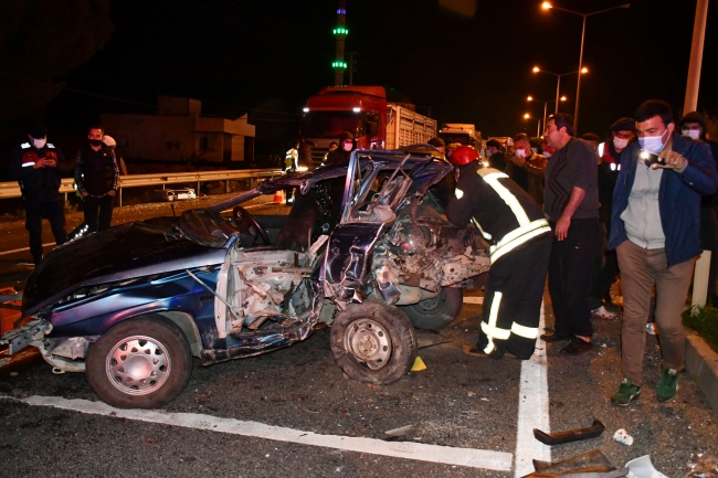 Manisa'da iki otomobil çarpıştı: 2 ölü