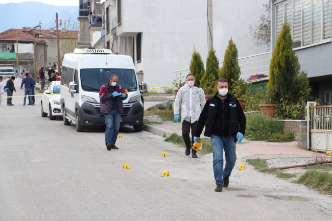 Çocuklar zarar görmesin diye rastgele ateş açan saldırganın önüne atladı