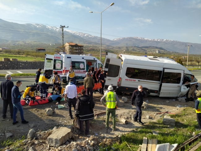 Malatya'da yolcu minibüsü bariyerlere çarptı: 8 yaralı