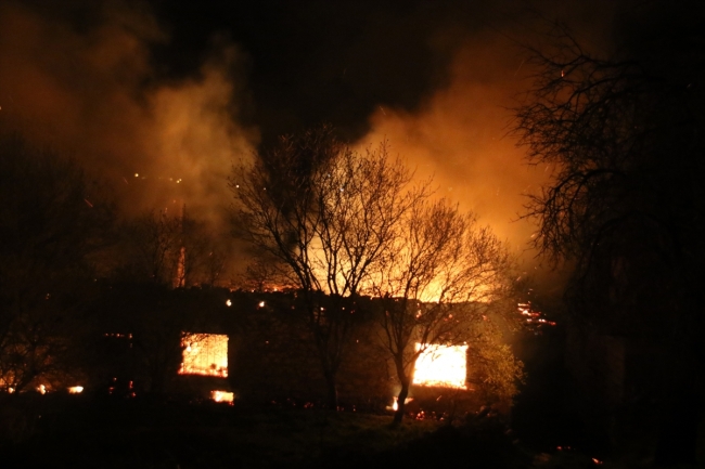 Uşak'ta yangın: 2 ev, 1 ahır kullanılamaz hale geldi
