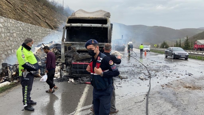 Samsun'da pamuk yüklü yabancı plakalı tır yandı