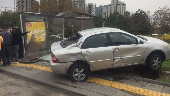 Ankara'da otomobil otobüs durağına çarptı: 1 yaralı