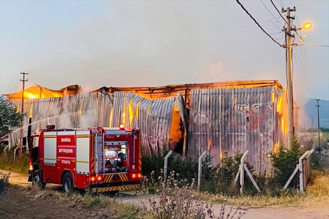 Çiftlikte yangın çıktı: 220 ton saman yandı