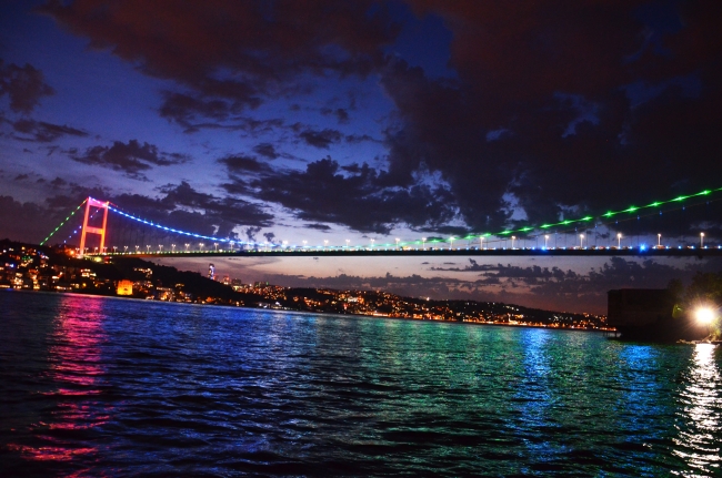 İstanbul'un köprüleri Azerbaycan bayrağının renklerine büründü