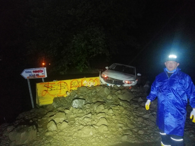 Tekirdağ'da kayaların kapattığı yol yeniden açıldı