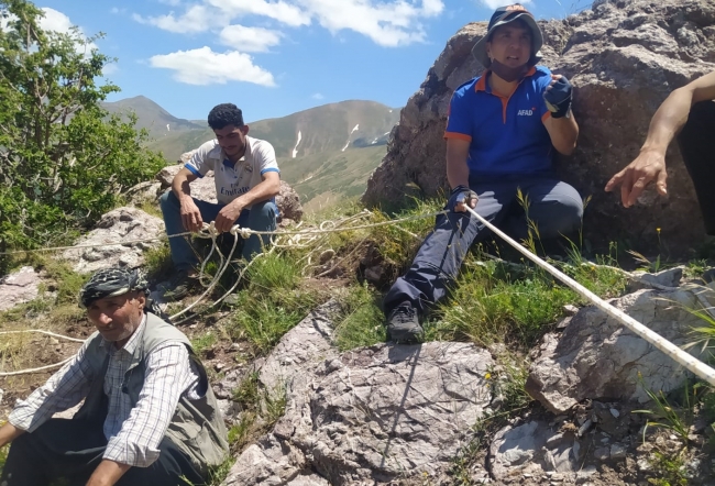 Kayalıklarda mahsur kalan çobanı AFAD kurtardı