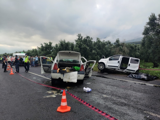 Bursa'da hafif ticari araç ile otomobil çarpıştı: 4 ölü, 5 yaralı