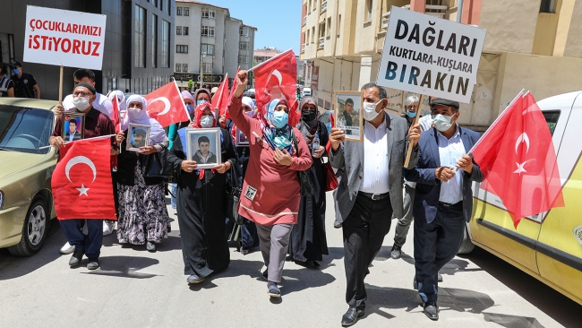 Vanlı aileler evlat nöbetini sürdürüyor