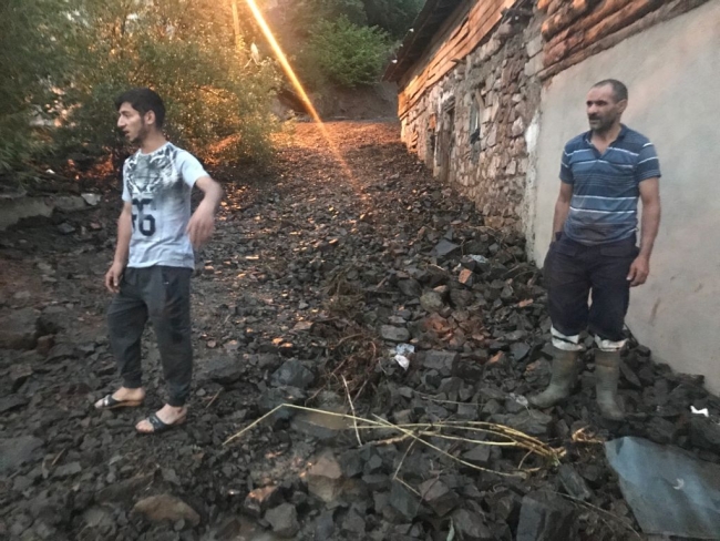 Gümüşhane'de sağanak nedeniyle bazı yollarda hasar oluştu