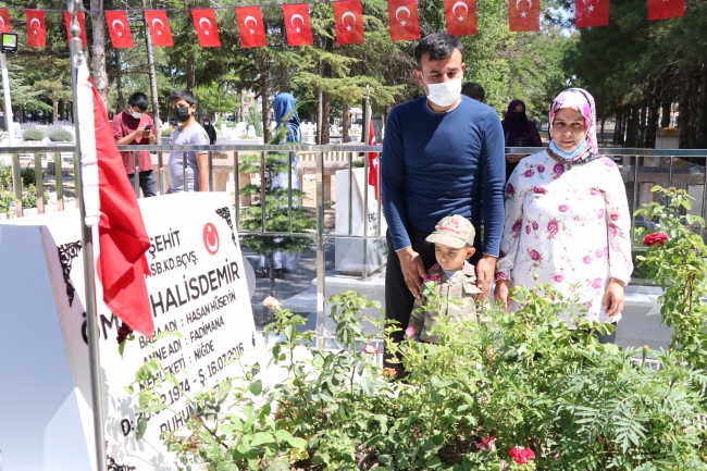 'Ömer Halis'lerden kahramanın kabrine ziyaret