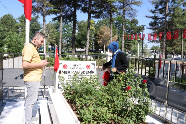 'Ömer Halis'lerden kahramanın kabrine ziyaret