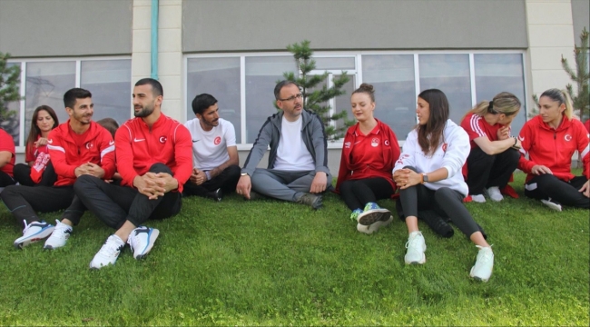 Bakan Kasapoğlu'ndan milli sporculara moral ziyareti