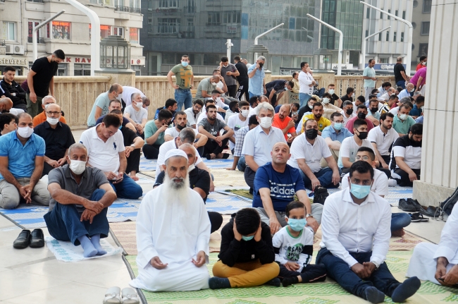 Taksim Camii'nde ilk bayram namazı kılındı