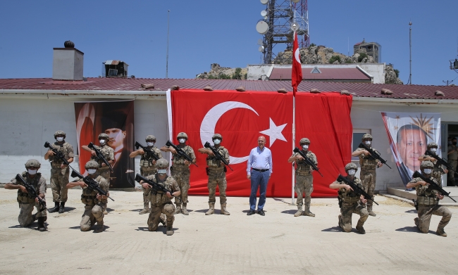 Bakan Soylu, Lice'deki üs bölgesinde askerlerle bayramlaştı