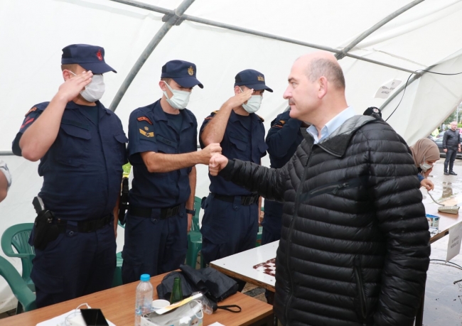 Bakan Soylu selin vurduğu Arhavi'de incelemelerde bulundu