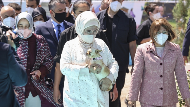 Emine Erdoğan: Onların sessiz feryatlarını duymak boynumuzun borcudur