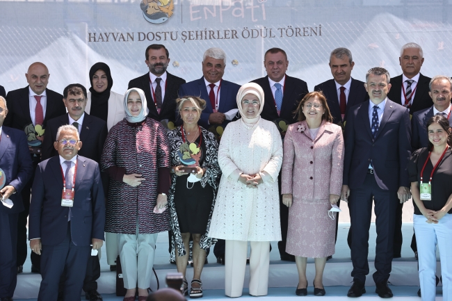 Emine Erdoğan: Onların sessiz feryatlarını duymak boynumuzun borcudur