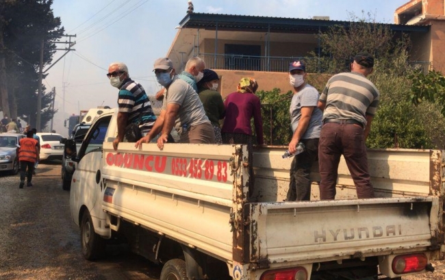 Manavgat'taki yangın tedbir amaçlı boşaltılan mahalleye sıçradı