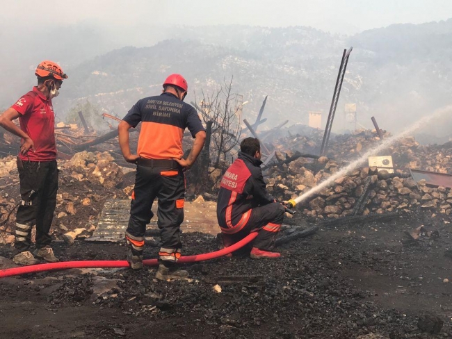 Manavgat'taki yangın tedbir amaçlı boşaltılan mahalleye sıçradı