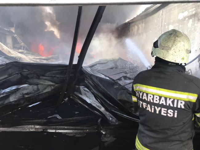 Diyarbakır'da atık yağ geri dönüşüm tesisinde yangın